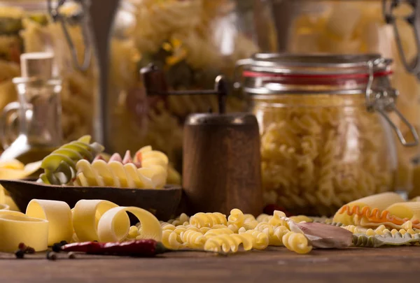 Färgad pasta i rustik stil — Stockfoto