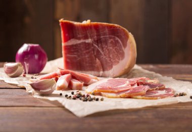 tütsülenmiş jambon soğan ile