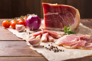 tütsülenmiş jambon domates ile