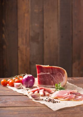 tütsülenmiş jambon domates ile