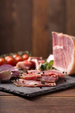 tütsülenmiş jambon domates ile