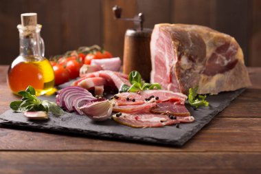 tütsülenmiş jambon soğan ile