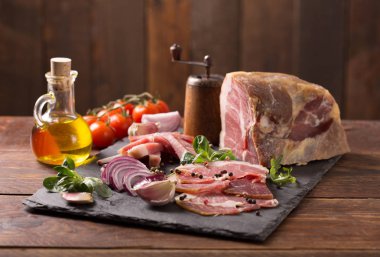 tütsülenmiş jambon domates ile