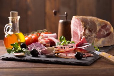 tütsülenmiş jambon domates ile