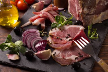 tütsülenmiş jambon soğan ile 