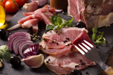 soğan ile jambon füme