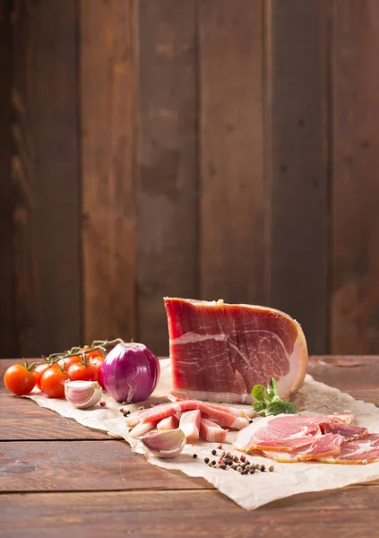 tütsülenmiş jambon domates ile