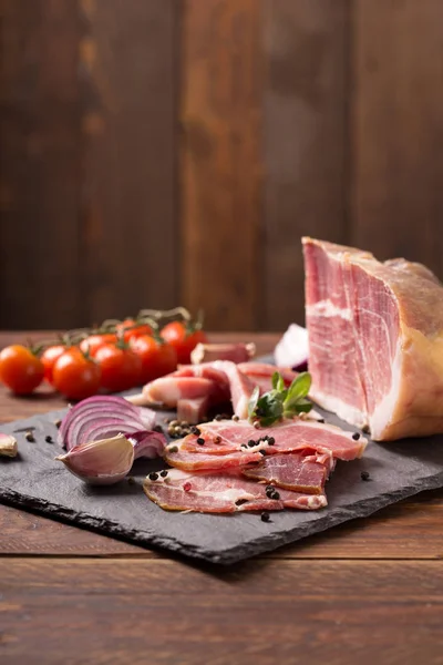 tütsülenmiş jambon soğan ile