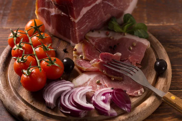 bir kesme tahtası üzerinde jambon füme