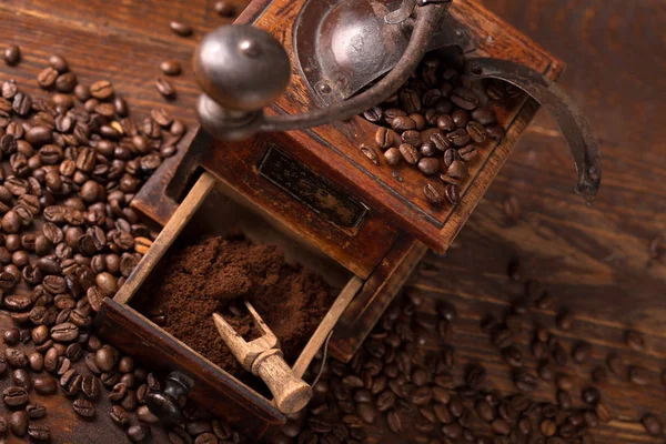 커피 원두와 커피 분쇄기 — 스톡 사진