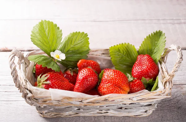 Basket with strawberries — Stock Photo, Image