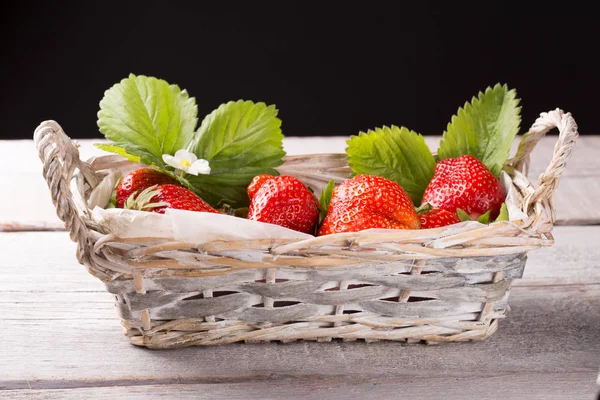 Basket with strawberries — Stock Photo, Image