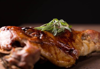 Kızarmış kuzu budu.