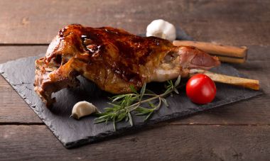 Kızarmış kuzu budu.