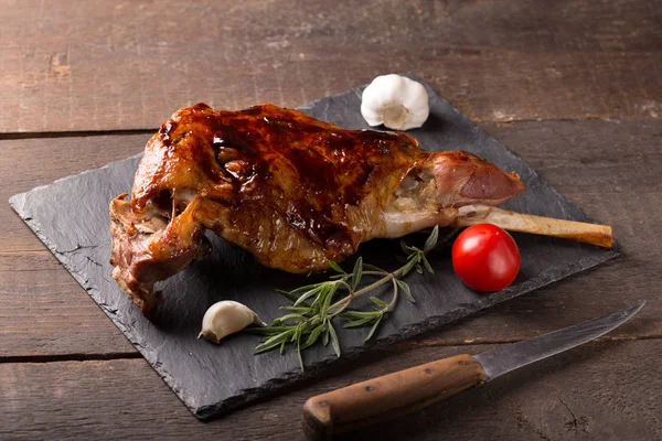 Kızarmış kuzu budu.