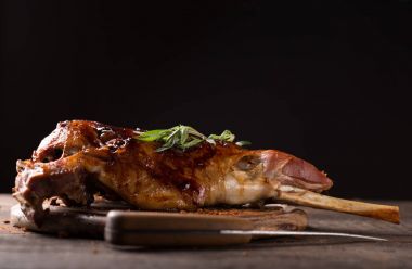 Kızarmış kuzu budu.