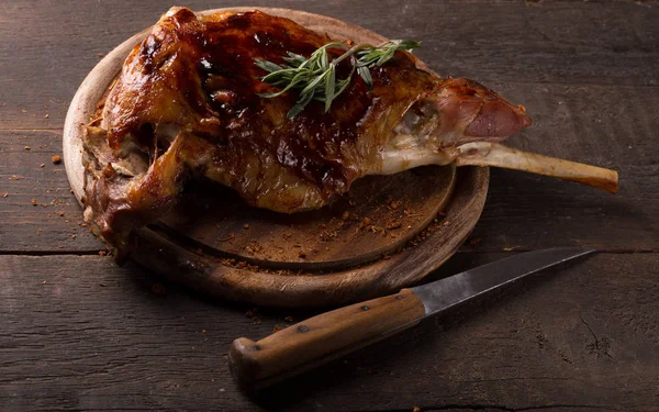 Kızarmış kuzu budu.