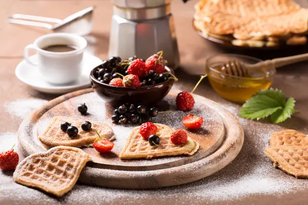 Waffeln mit Johannisbeere und Erdbeere — Stockfoto