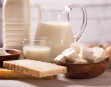 Süt ürünleri ahşap masada.