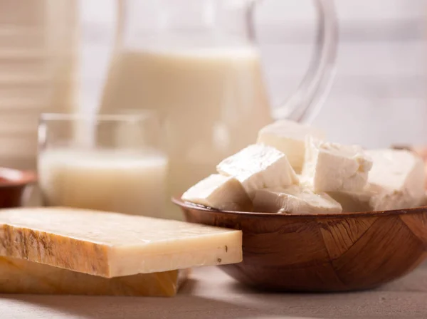 Produtos lácteos na mesa de madeira — Fotografia de Stock