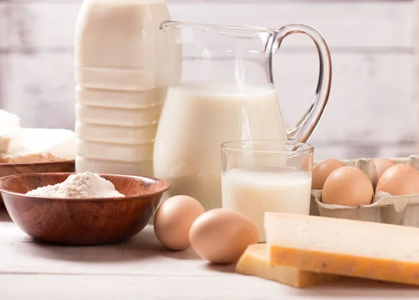 Productos lácteos sobre mesa de madera —  Fotos de Stock