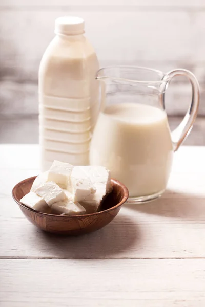 Productos lácteos sobre mesa de madera —  Fotos de Stock