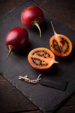 tamarillo taş tahta üzerinde 