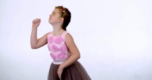 小女孩用他的双手在一个白色孤立的背景下做了一个动作 — 图库视频影像