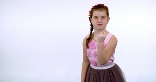 Jong Roodharig Meisje Toont Links Rechts Vuist Een Witte Geïsoleerde — Stockvideo
