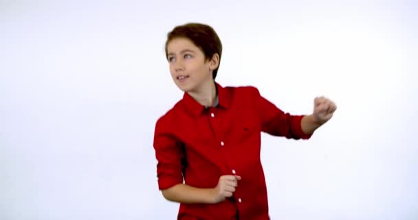 Jonge Jongen Springt Vangt Een Vlieg Met Zijn Handen — Stockvideo