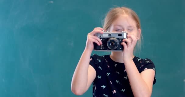 Una Chica Rubia Con Ojos Azules Obturador Cámara Toma Una — Vídeos de Stock