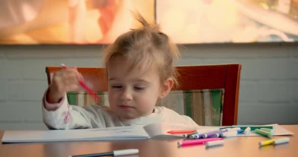 Niña Dos Tres Años Decorar Animales Con Rotuladores Niño Haciendo — Vídeos de Stock