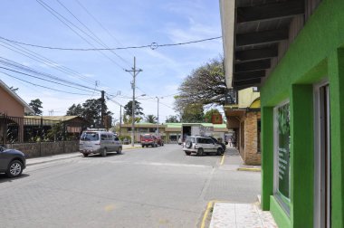 Santa Elena, Kosta Rika - 12 Mart 2018 San Elena 'nın ana caddesi Monteverde, Kosta Rika yakınlarındaki küçük bir dağ kasabası. Bu kasaba Monteverde Bulut Ormanları 'na sıçrama noktası..