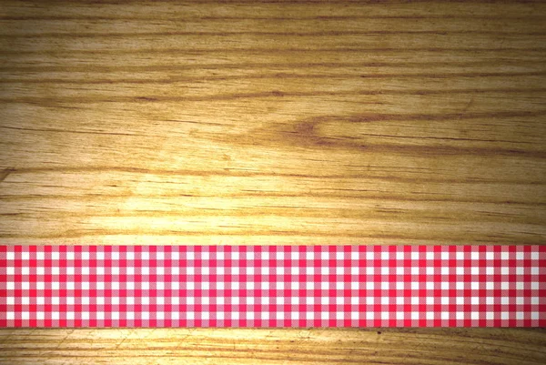 Rot weiße Tischdecke und Holzhintergrund — Stockfoto