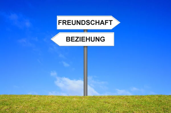 Signpost mostrando relação de amizade em nenhum lugar alemão — Fotografia de Stock