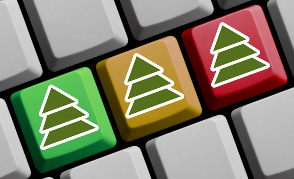 Три рождественские елки на клавиатуре компьютера — стоковое фото