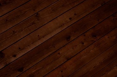 Çapraz koyu kahverengi plakalar