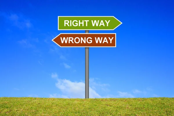 Мбаппе показывает правильный или неправильный путь — стоковое фото