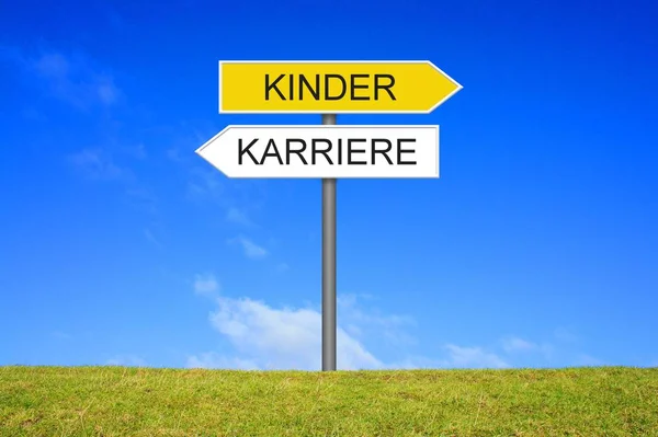 Signpost showing Children or Career german — Stock Photo, Image