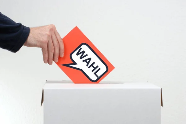 Рука с красным конвертом - Выборы немецкий — стоковое фото