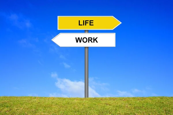 Signpost mostrando Trabalho e Vida — Fotografia de Stock