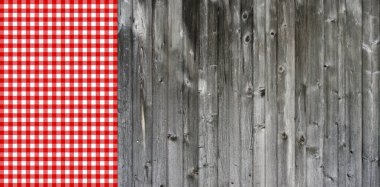 Masa örtüsü kırmızı ve beyaz gri ahşap plakalar üzerinde