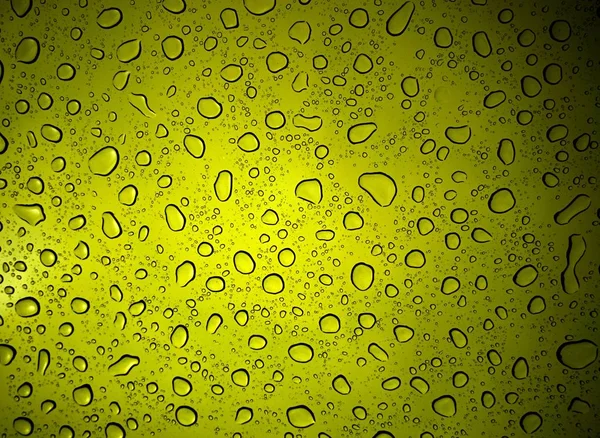 Gotas de água frescas no fundo amarelo — Fotografia de Stock