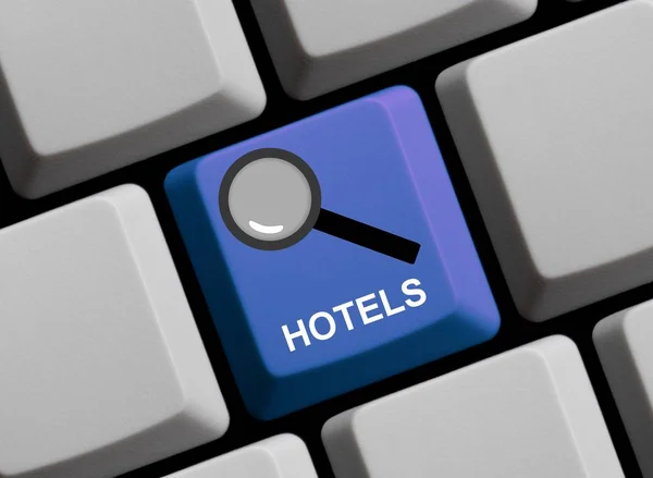 Icono de lupa en el teclado azul de la computadora - Buscar hoteles — Foto de Stock