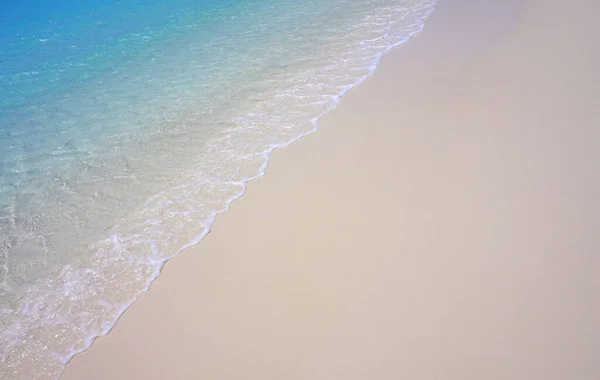 Klarblått Vatten Med Våg Vacker Strand Med Vit Sand — Stockfoto