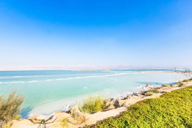 Ölü Deniz sahili manzarası. Gün batımında tuz kristalleri. Ölü denizin dokusu. Tuzlu deniz kıyısı