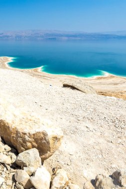 Ölü Deniz sahili manzarası. Gün batımında tuz kristalleri. Ölü denizin dokusu. Tuzlu deniz kıyısı