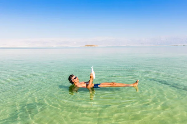 Ölü Deniz sahili manzarası. Gün batımında tuz kristalleri. Ölü denizin dokusu. Tuzlu deniz kıyısı
