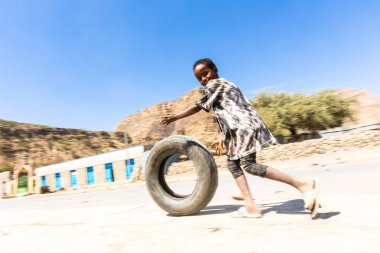 Mekelle, Etiyopya, 11/30/2017, çocuklar kasaba etrafında bir lastik ile oynamak.