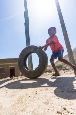 Mekelle, Etiyopya, 11/30/2017, çocuklar kasaba etrafında bir lastik ile oynamak.